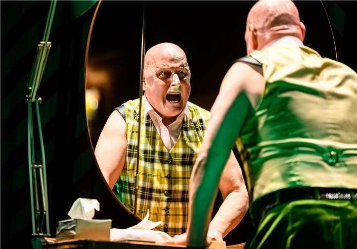 Langsam mutiert der freundliche Reichsbürger... und regt sich auf. Foto: Schlosstheater