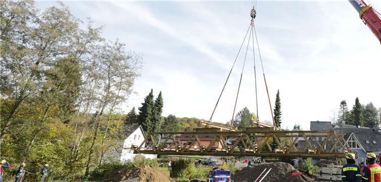 Langsam schwebte die Brücke in Richtung Wiese.