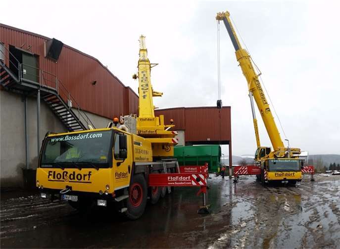 Langsames, synchrones Absetzen, wobei der „kleinere“ Kran die Last wegen des Gefälles auch noch möglichst in den Halleneingang ziehen muss.Willig