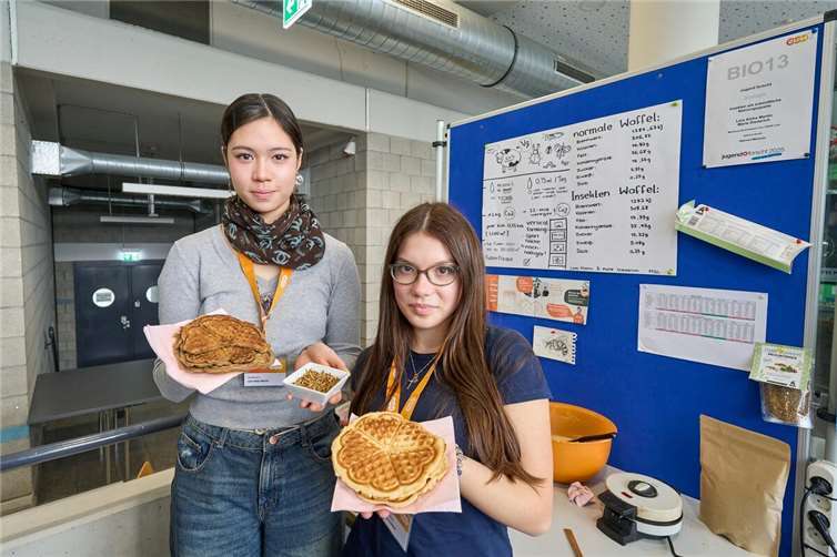 Lara Aisha Martin (links) und Marie Diederich (rechts) gingen der Frage nach, ob sich Insekten als Nahrungsquelle der Zukunft eignen.Foto: Sascha Ditscher/evm