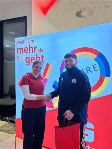 Lara Fritsche (l.) gratulierte Sebastian Faßbender zum Sieg beim E-Sports Event.  Foto: Kreissparkasse Ahrweiler