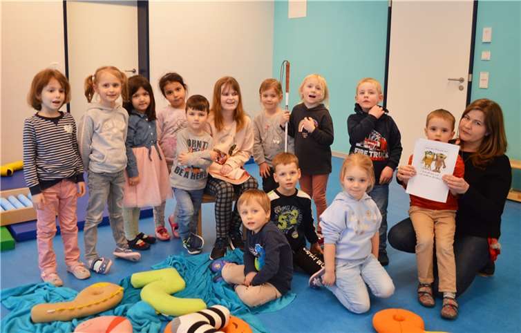 Lara Heuser (6. von links) inmitten der Kinder der Kita „Haus der kleinen Füße“ sowie Christina List (rechts) von der kommunalen Kita Ransbach-Baumbach, die das Projekt mit Dagmar Theis von Viweca begleitet hat.  Foto: Caritasverband Westerwald-Rhein-Lahn/Dagmar Theis