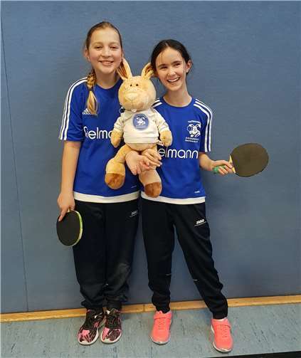 Lara Melsbach und Larissa Leone mit dem Vereinsmaskottchen.Privat