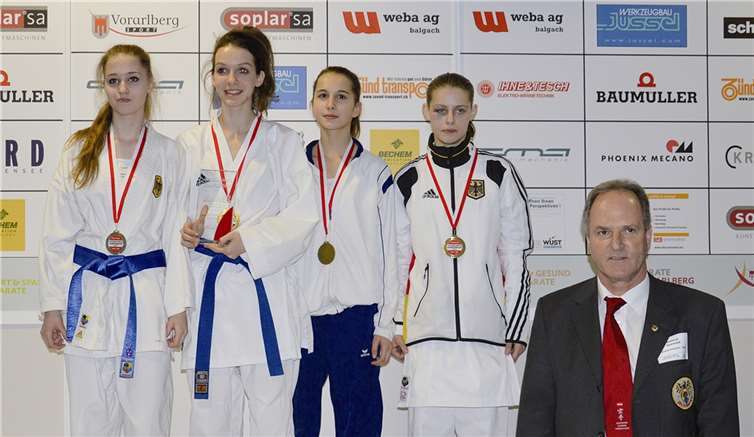 Lara Neumann, erstmals im Trikot der deutschen Nationalmannschaft (rechts). Privat