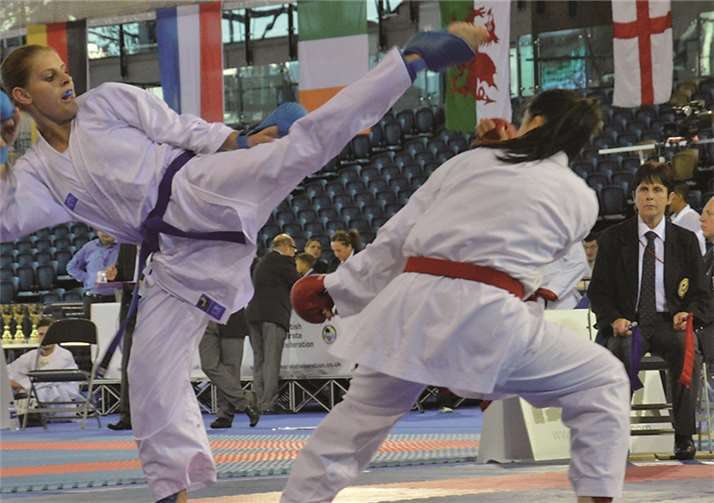 Lara Neumann mit Fußtechnik zum Kopf Ihrer Gegnerin. Privat