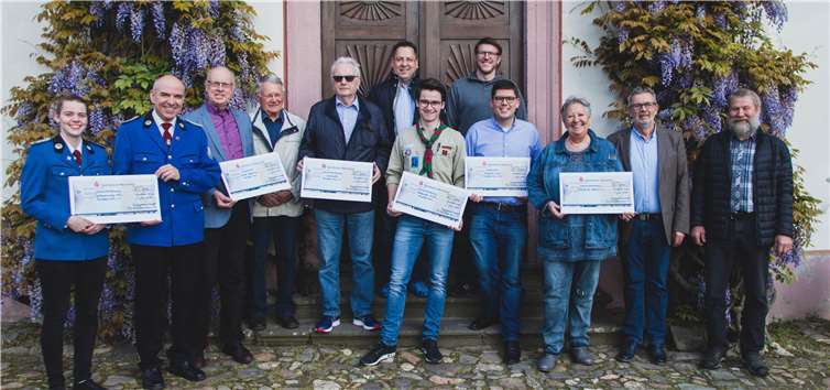 Lara Schmitz, Axel Schneider, Armin Noß, Franz Kneip, Norbert Poveleit, Sascha Fiedler, Jens Kahn, Peter Bleidt, Phillip Ley, Christel und Hans-Peter Weißenfels und Heinz Nink. Foto: Pro Heimbach Weis