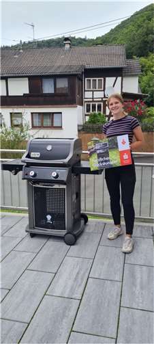Lara Sophie Heck aus Roßbach ist die glückliche Gewinnerin eines Premium Gasgrills.