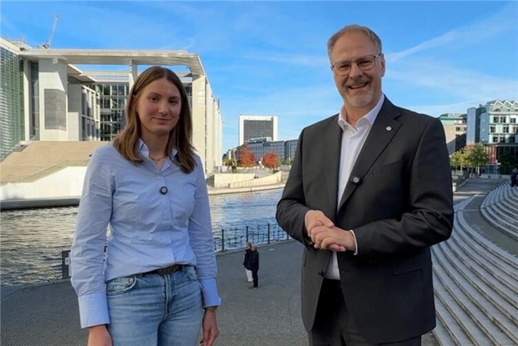 Lara Stenske erlebte bei Wahlkreisabgeordneten Harald Orthey den Alltag in einem Bundestagsbüro. Foto: Abgeordnetenbüro Orthey