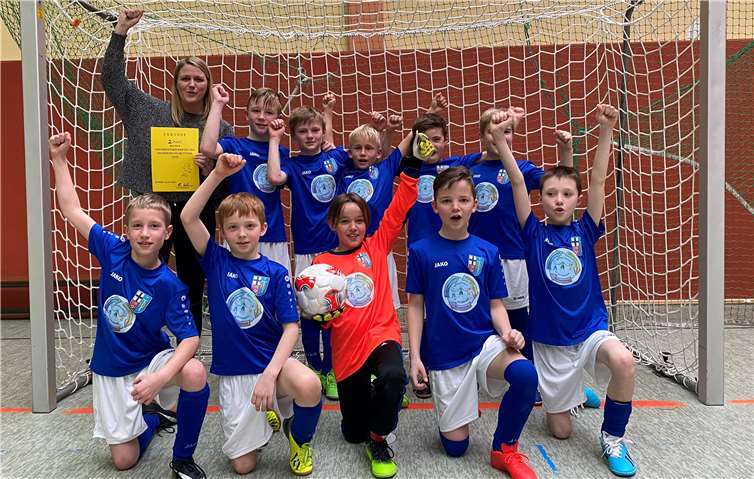 Lara Ternes, Leiterin der Fußball-Schulmannschaft der Grundschule Sankt Georg, mit ihren AG-Kindern. Foto: privat