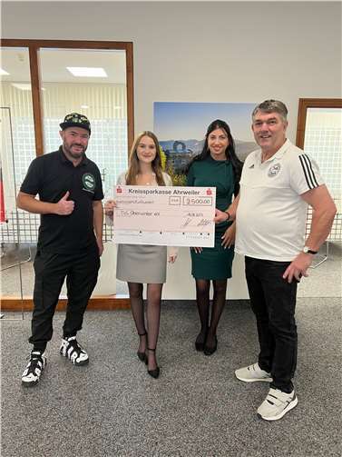 Lara Wypior übergibt die Spende an Claus Wiest.  Foto: privat