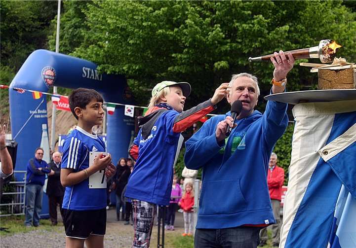 Lara aus Rheineck und Mohamad aus Aleppo brachten das olympische Feuer nach Rheineck.