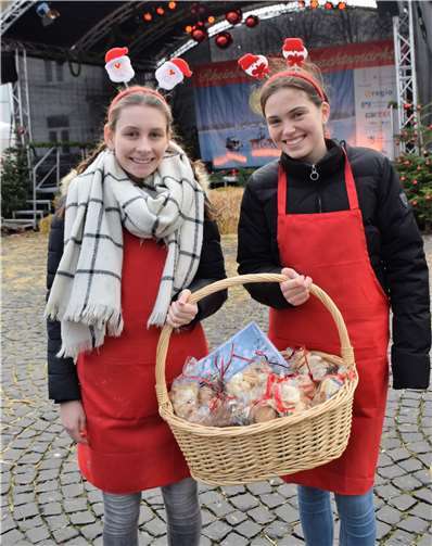 Lara und Laura von St. Josef-Gymnasiumverkauften Plätzchen für ihre Abi-Feier: