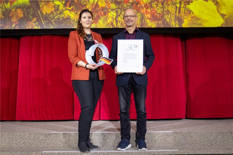 Larissa Gerigk von der Deutscher Tourismusverband Service GmbH überreicht dem Leiter der Tourist-Information Ferienland Cochem, Harald Bacher die neue Zertifikatsurkunde.  Foto: Rheinland-Pfalz Tourismus GmbH