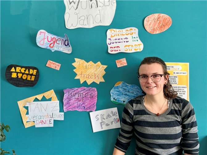Larissa Metz vor der Ideenwand in ihrem Büro im Haus der Jugend. Bei den Ideen handelt es sich um Vorschläge von Jugendlichen, die die JumaZu-Projektleiterin bislang gesammelt hat und von denen bereits sogar schon was umgesetzt wurde, etwa das Projekt eebrücke. Foto: VG Montabaur