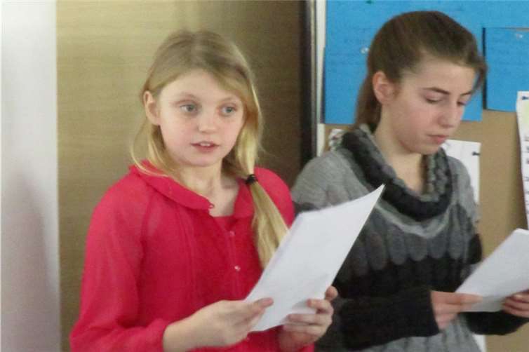Larissa Schäfer und Lina Münstermann stellten ihre Ergebnisse vor.