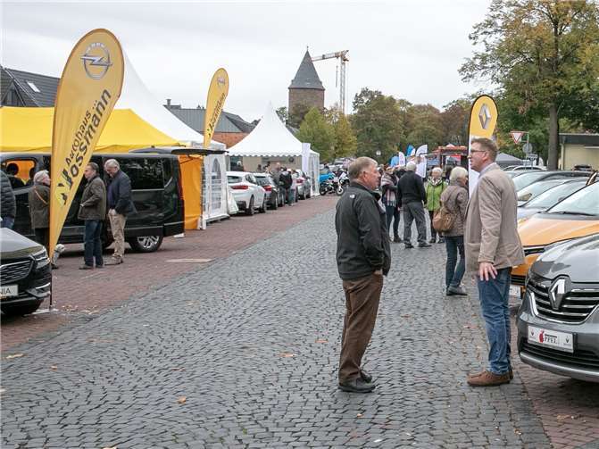Lars Appel im Gespräch mit einemKunden beim Autosonntag in Rheinbach.