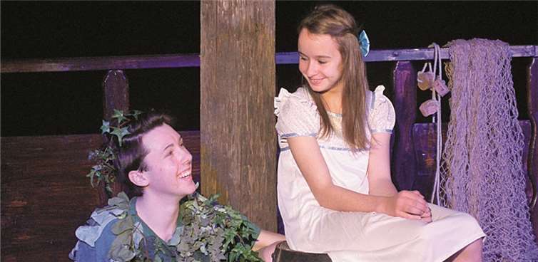 Lars Becker als Peter Pan und Celine Rüth als Wendy Darling. privat