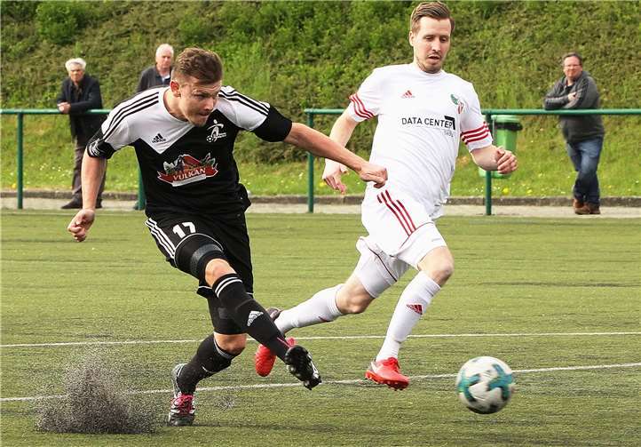 Lars Bohm (links) enteilt seinem gerade eingewechselten Gegenspieler Peter Gerhardus und markiert das Tor des Tages.