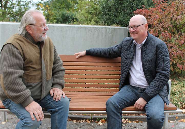 Lars Ebert (r.), Jagdvorsteher der Irlicher Jagdgenossenschaft, übergab die Parkbank an Manfred Wertgen, den Vorsitzenden des Pfarrgemeinderates.  Uwe Oster