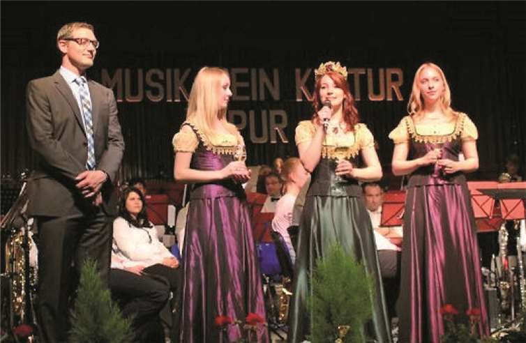 Lars Fischer, Weinkönigin Lorena mit Weinprinzessin Hannah und Kristina(v.l.n.r.) werben für das Löfer Wein- und Heimatfest 2014.Privat