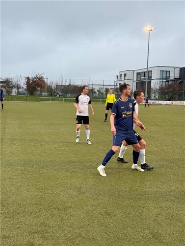 Lars Hammerschmidt (hinten) musste frühzeitig in die Kabine. Foto: privat