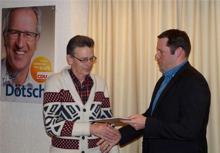 Lars Hansen (rechts) zeigte sich für die langjährige Arbeit von Rudi Kühnhenrich erkenntlich.