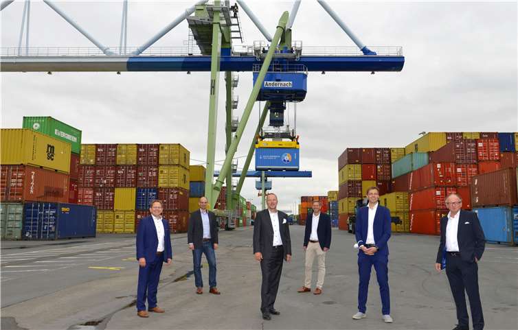 Lars Hörnig, kaufm. Geschäftsführer Stadtwerke Andernach (v.li.n.re.), Jens Lauermann, Hafenbetriebsleiter, Jan Deuster, techn. Geschäftsführer Stadtwerke Andernach, Holger Schäfer, Abteilungsleiter Technik Stadtwerke Andernach, David Moosbrugger, Geschäftsführer Fa. Künz und Oberbürgermeister Achim Hütten freuen sich gemeinsam über die erfolgreiche Inbetriebnahme des zweiten Containerkrans. Foto: Meta Welling