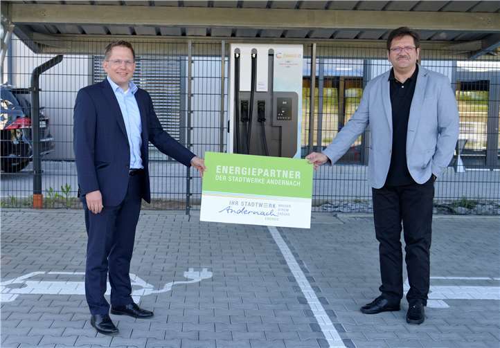 Lars Hörnig (kaufm. Geschäftsführer der Stadtwerke Andernach Energie GmbH) und Viktor Rehl (Geschäftsführer Rehl Energy GmbH) freuen sich über die Zusammenarbeit und das neue Angebot von E-Ladestationen in Andernach. Foto: Meta Welling