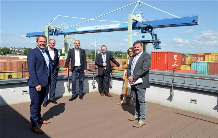 Lars Hörnig (kaufm. Geschäftsführer der Stadtwerke Andernach), Oberbürgermeister Achim Hütten, Jan Deuster (techn. Geschäftsführer der Stadtwerke Andernach), Oberbürgermeister der Stadt Neuwied Jan Einig, Nina Porz sowie Ralf Pastoors der Stadtverwaltung Neuwied bei der gemeinsamen Vereinbarungsunterzeichnung 8v. li.).Foto: Meta Welling