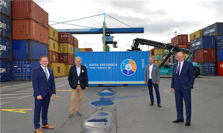 Lars Hörnig (kaufm. Geschäftsführer der Stadtwerke Andernach), Bürgermeister Claus Peitz, Jan Deuster (techn. Geschäftsführer der Stadtwerke Andernach) sowie Oberbürgermeister Achim Hütten berichten beim Jahrespressegespräch. Foto: Meta Welling