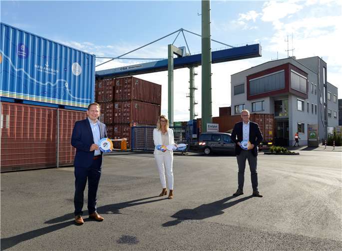 „Think Trimodal“ Lars Hörnig (kaufm. Geschäftsführer der Stadtwerke Andernach), Gaby Brandenburg (Betriebsleiterin Schreiber Logistik) und Felix Zocher (Bereichsleiter Vertrieb Haeger & Schmidt Logistics GmbH) freuen sich gemeinsam über die Partnerschaft sowie die gestartete Kampagne „Think rimodal“.Foto: Meta Welling