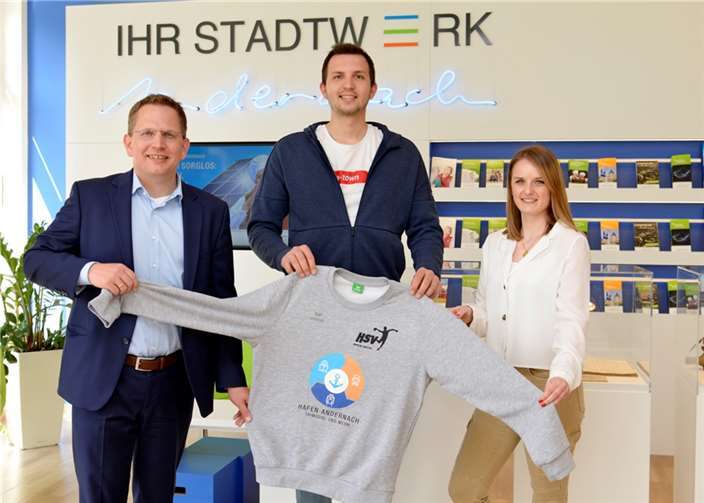 Lars Hörnig, kaufmänn. Geschäftsführer der Stadtwerke, Jan Stitz, Sponsoringbeauftragter HSV und Laura Bell, PR und Marketing der Stadtwerke Andernach freuen sich gemeinsam. Foto: Meta Welling