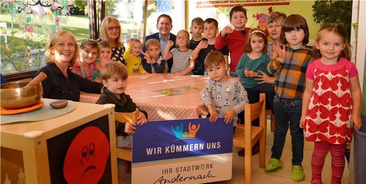 Lars Hörnig (kaufmännischer Geschäftsführer der Stadtwerke Andernach), Rita Scharnbach (Kita St. Hildegard) und Susanne Fetscher-Knopp (Spielekiste gGmbH) freuen sich über die Spende zum Jubiläum. Foto: Meta Welling/Stadtwerke Andernach