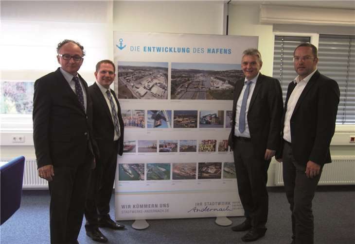 Lars Hörnig und Jan Deuster, Geschäftsführer der Stadtwerke Andernach, freuen sich über das positive Ergebnis des Andernacher Rheinhafens.