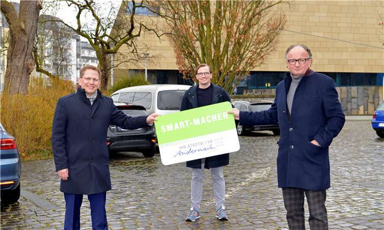 Mit intelligenter Funktechnik zur smarten City Lars Hörnig (v.li.n.re.), kaufmänn. Geschäftsführer Stadtwerke Andernach, Christian Jochemich, Innovationsmanager der evm und Oberbürgermeister Achim Hütten freuen sich auf die Umsetzung des Projektes. Foto: Meta Wellinglling