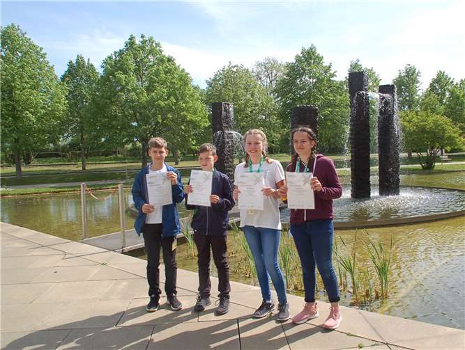 Lars Hoffmann, Maximilian Daub, Merle Birkenbeul und Donjeta Rexhepipräsentierten ihre Projekte beim Landeswettbewerb. Foto: privat