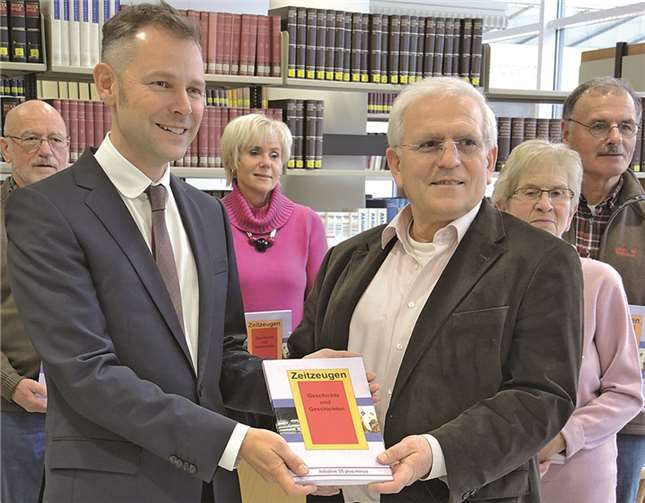 Lars Jendral, Standortleiter der rheinischen Landesbibliothek und der Sprecher der Initiative 55 plus-minus, Dieter Zorbach, bei der Buchübergabe.Privat