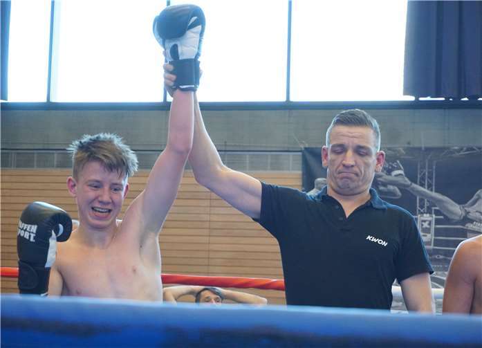 Lars Leber (l.) setzt sich sowohl im Vollkontakt, als auch im Leichtkontakt souverän durch und sichert sich den dazugehörigen Champions-Gürtel.