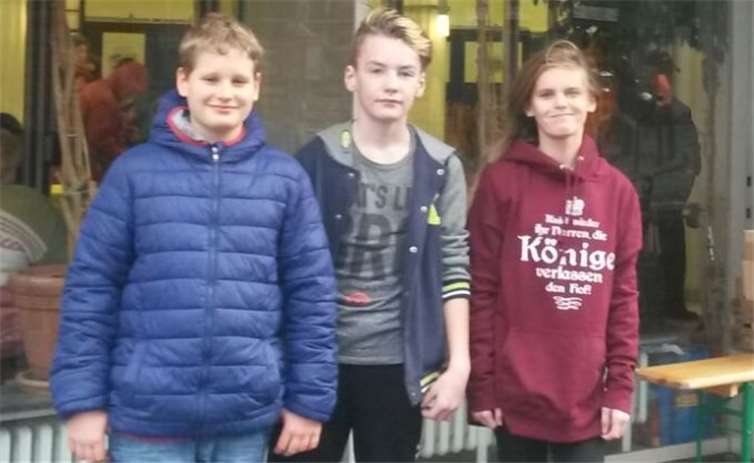 Lars, Leon und Leonie (v.l.) strahlten nach getaner Arbeit. privat