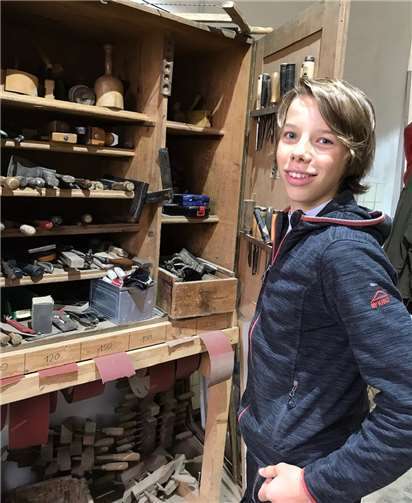 Lars Müller bearbeitet mit viel Liebe zum Detail Holz mit traditionellen Werkzeugen in Stefan Retteraths Restaurierungswerkstätten (Mendig).Foto: privat