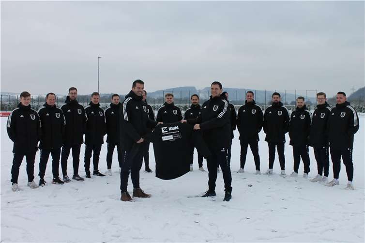 Lars Nerbel (Rechtsanwälte Dr. Caspers, Mock & Partner) bei der Übergabe an Andreas Beyer (Sportlicher Leiter SV Kripp). Foto: privat