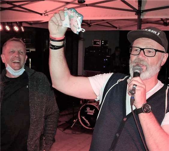 Lars Prior und Thomas Spitz versteigerten 20 Masken für einen guten Zweck.