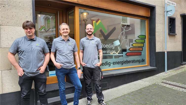 Lars Roedig (Mitte) sowie seine Kollegen Florian Kraemer (l.) und Kenny Bürder (r.) freuen sich auf zahlreiche interessierte Kuden/innen im Beratungsbüro.  Foto: WAMFO.DE