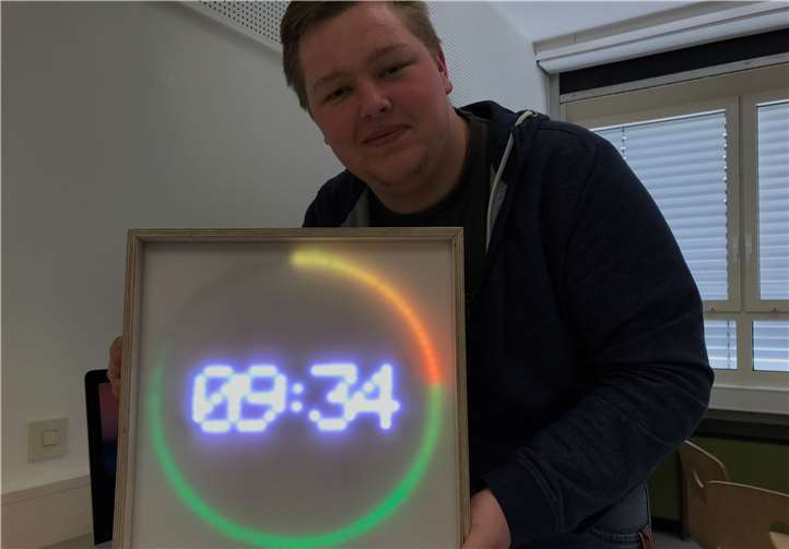 Lars Ruhfus-Hartmann präsentiert die „Zeitmaschine“, die er mit seinen Mitschülern entworfen, gebaut und programmiert hat. Foto: privat