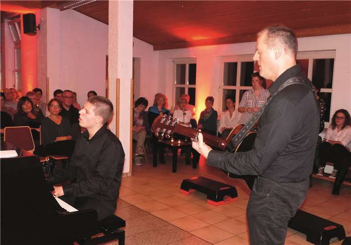 Lars Scharrenbach (Klavier) konnte sich mit seinem ausdrucksstarken Stimmvolumen selbst gegen die kraftvolle Stimme seines Vaters Willi (Gitarre) durchsetzen.