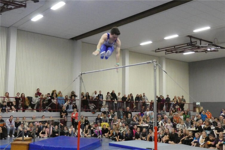 Lars Sippmann bei seinem Flugelement am Reck.
