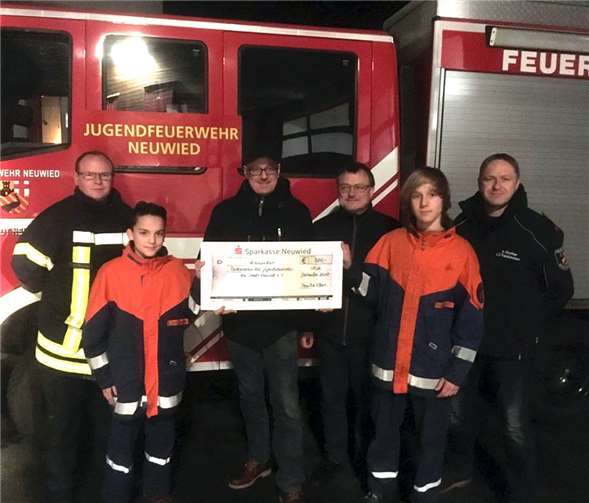 Lars und Guido Ebert (Mitte) bei der Scheckübergabe. Privat