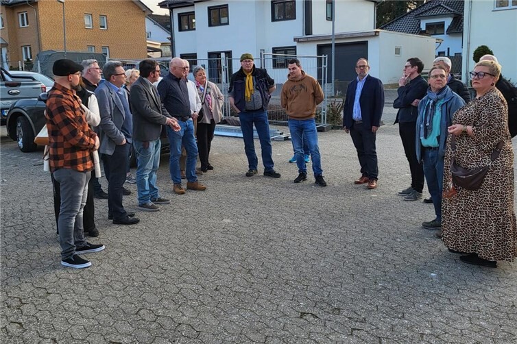 Lars und Rolf Löhmar erläutern den Mitgliedern der Bündnisfraktionen die Konzeption und die Umbaumaßnahmen für den neuen Tante Enso Markt in Oberbieber