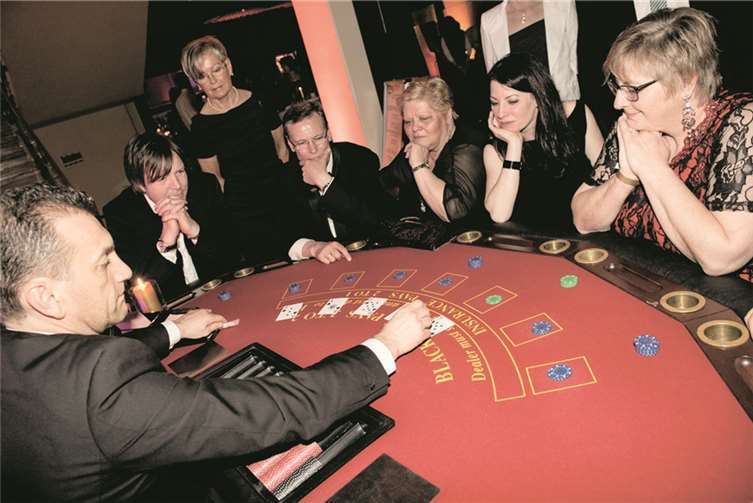 Ball des Sports tanzte bis in die Nacht in die glitzernde Welt von Las Vegas  Las Vegas, Stadt des Glücksspiels. Ob einarmiger Bandit oder Black Jack: Hier durften die Gäste auch beim Ball des Sports das Kribbeln spüren.