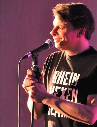 Lasse Samström moderiert den 17. RheinHexenSlam. privat